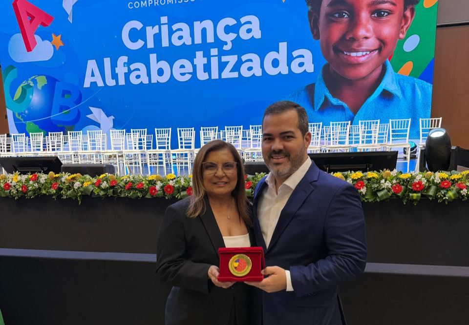 Atalaia Recebe Selo Ouro no Compromisso Nacional com a Alfabetização