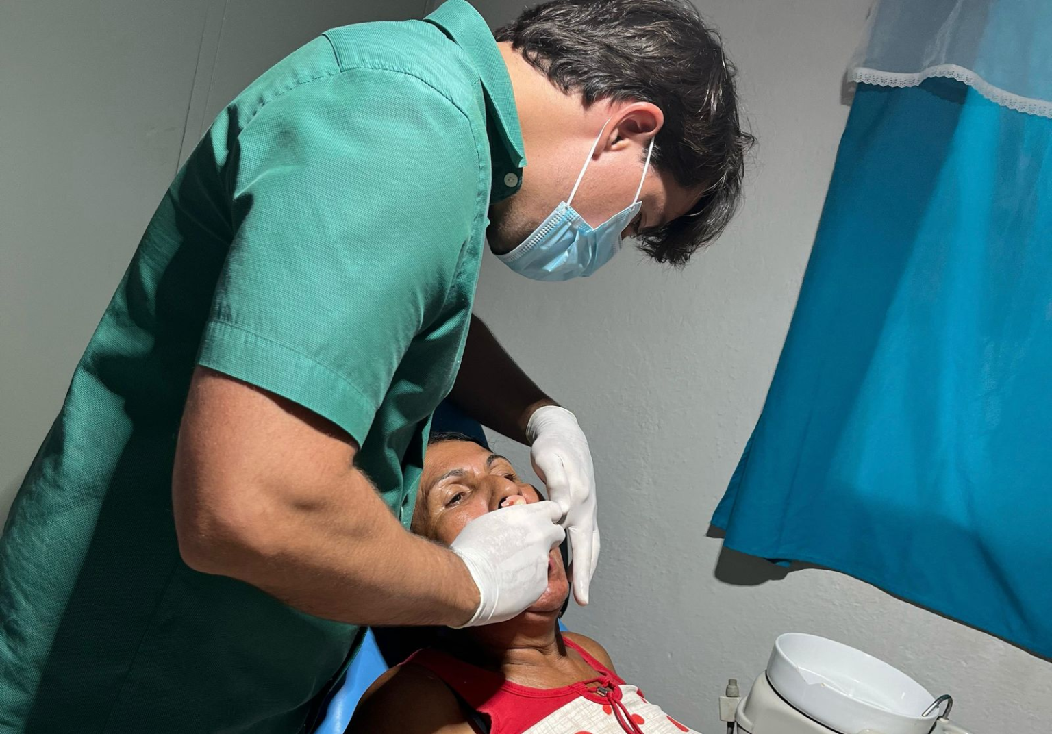 Prefeitura de Atalaia entrega mais de 100 próteses dentárias para pacientes da UBS Maria de Nazaré