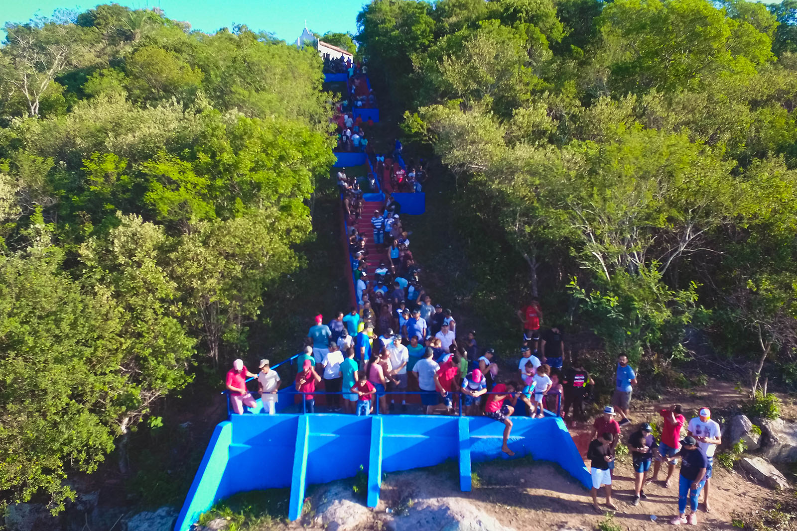 Fiéis e turistas visitam a Igrejinha da Serrinha de Cacimbinhas nesta Sexta Santa