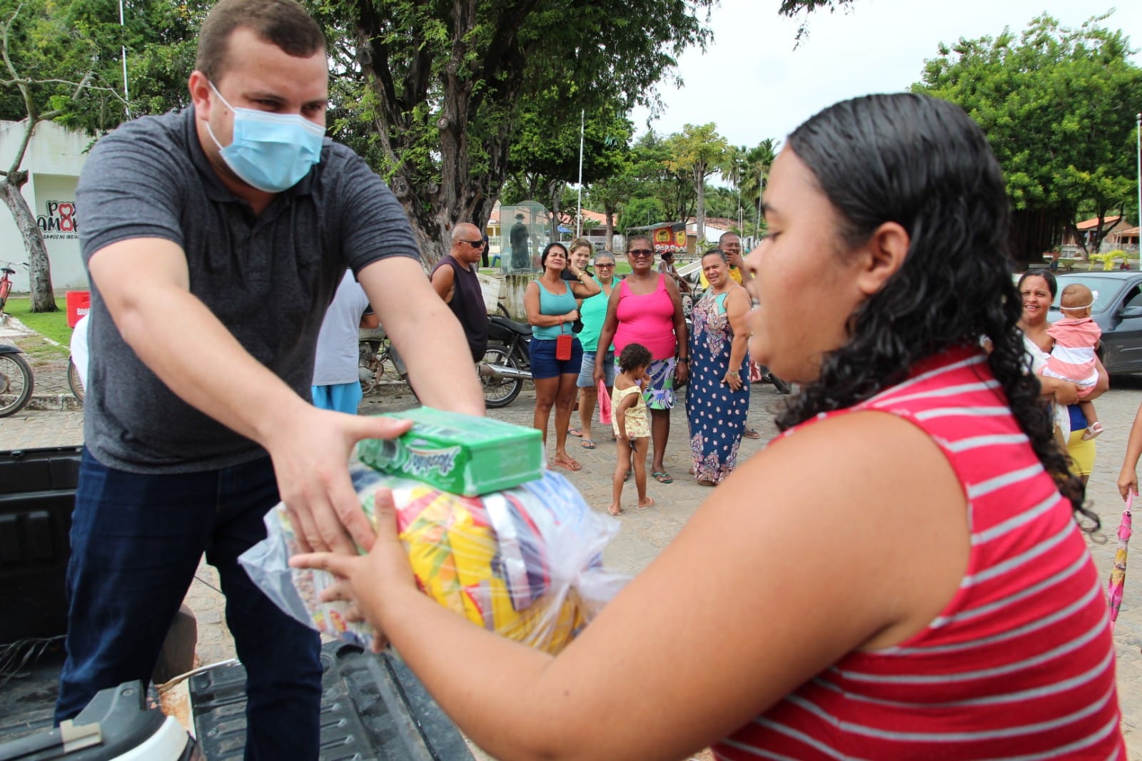 Prefeitura de Coruripe realiza entrega de cestas básicas para pescadores e marisqueiras afetados pelas chuvas
