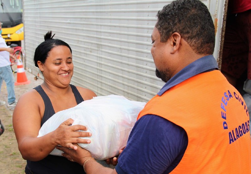 Prefeitura de Coruripe continua distribuindo cestas básicas e água mineral para as famílias afetadas pelas chuvas