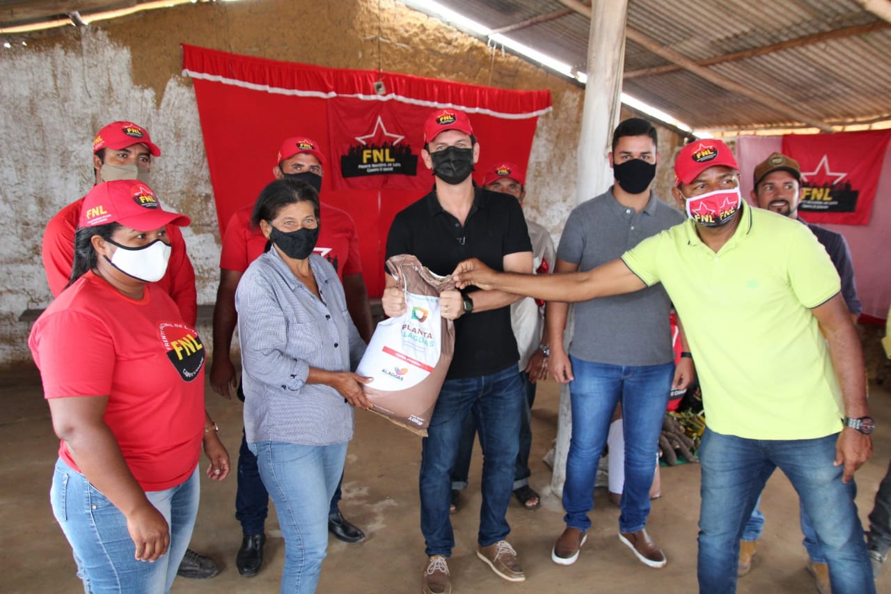 Prefeitura de Coruripe entrega sementes do Governo do Estado a agricultores do Sapel