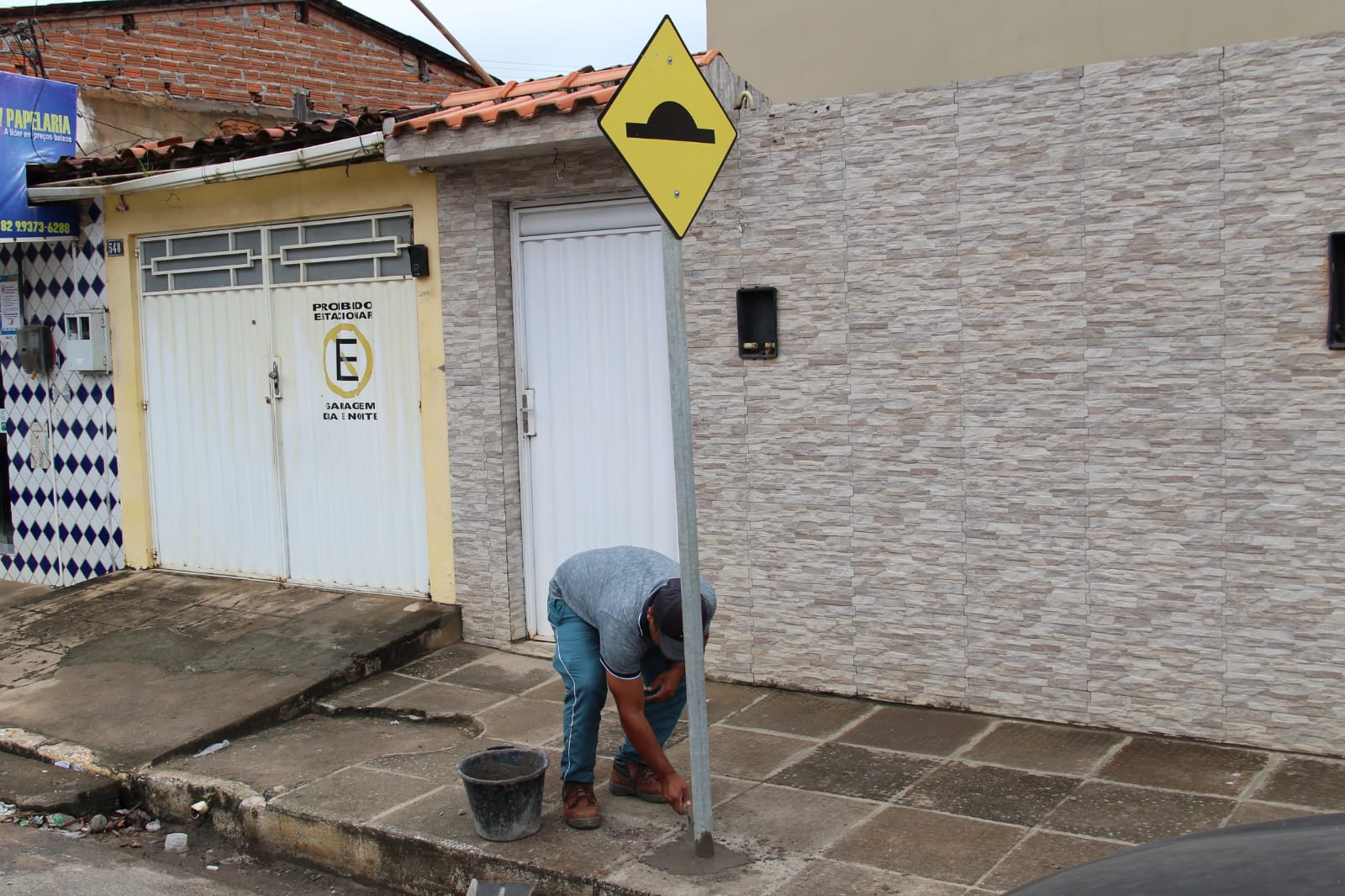 Prefeitura realiza instalação de placas de lombada em vários pontos da cidade