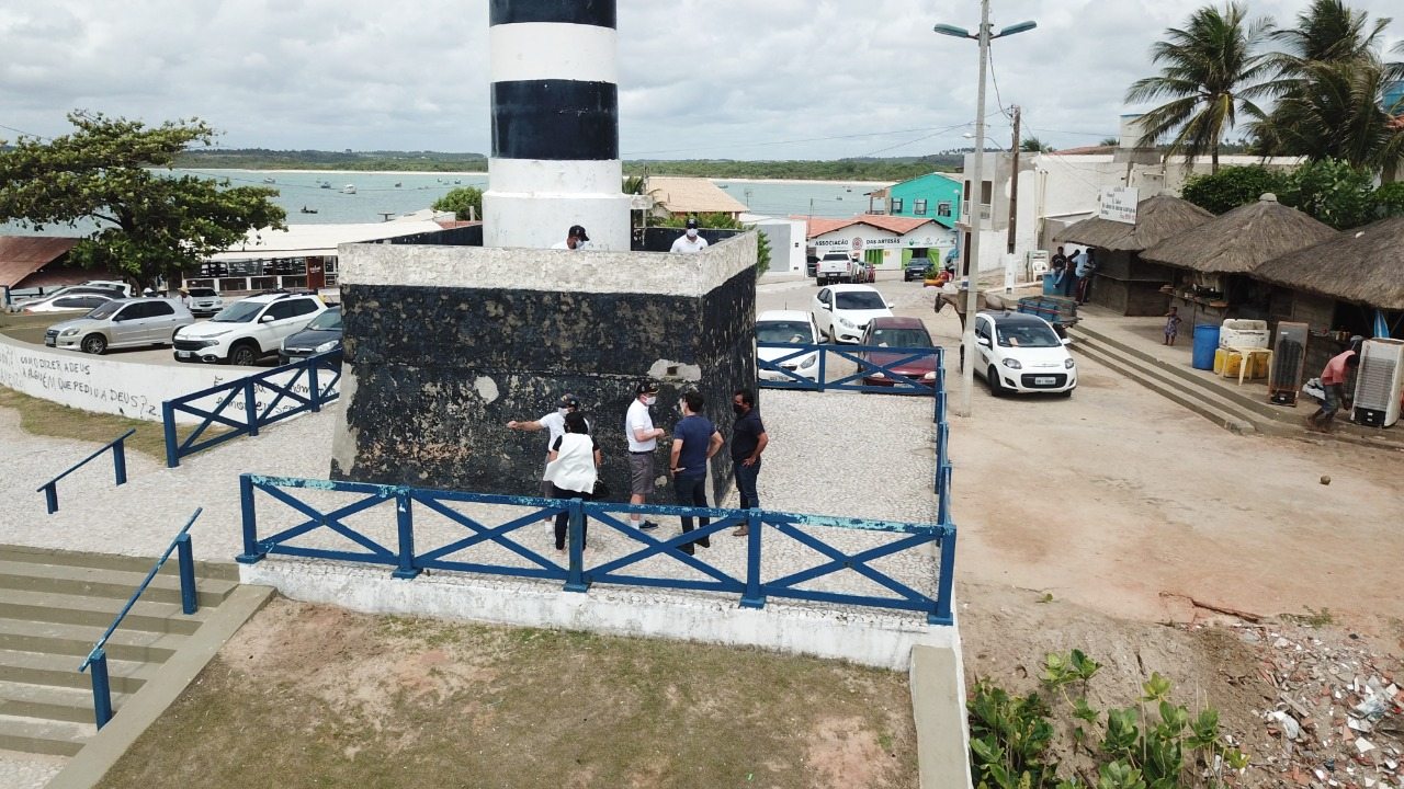 Prefeito Marcelo Beltrão e Capitão dos Portos discutem projeto de recuperação do Farol de Coruripe