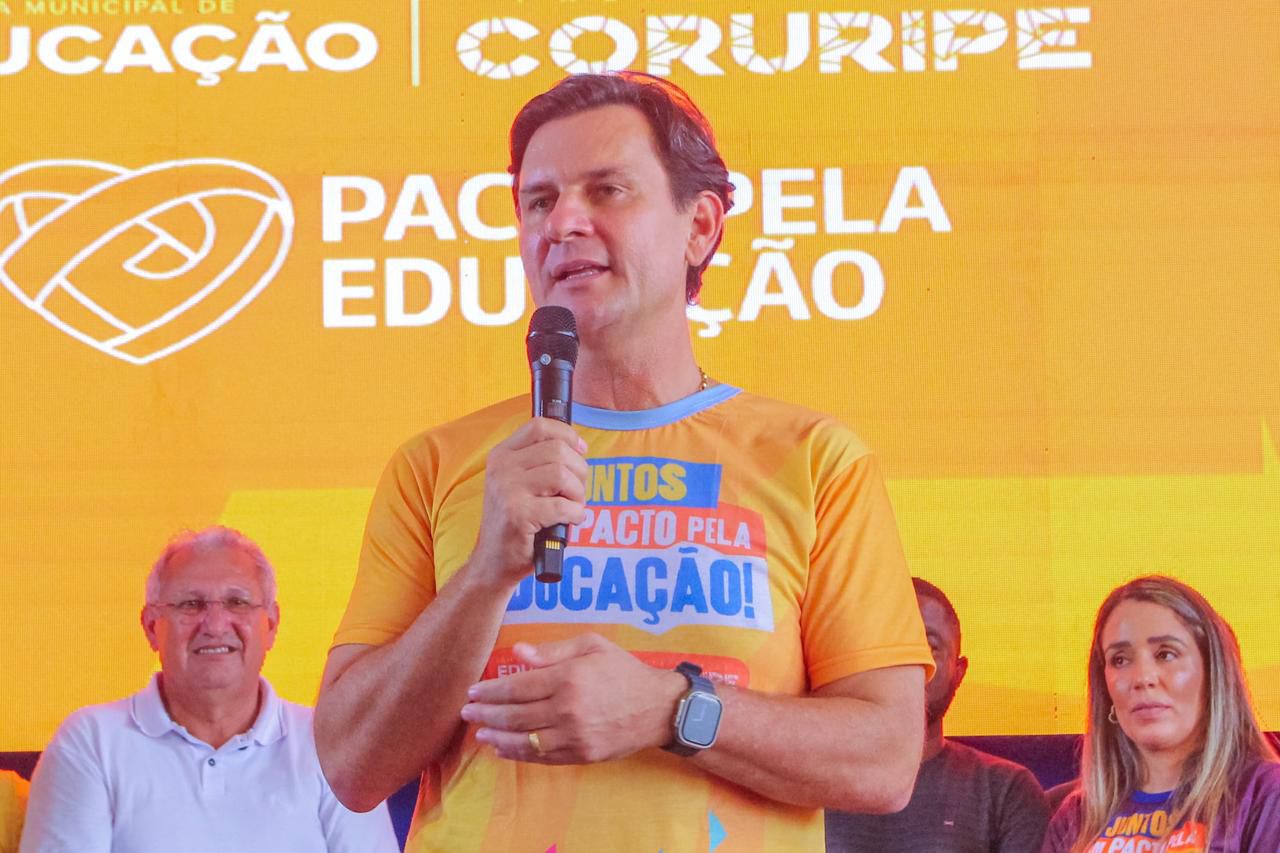 Prefeito Marcelo Beltrão anuncia reajuste salarial para todos os profissionais da Educação de Coruripe