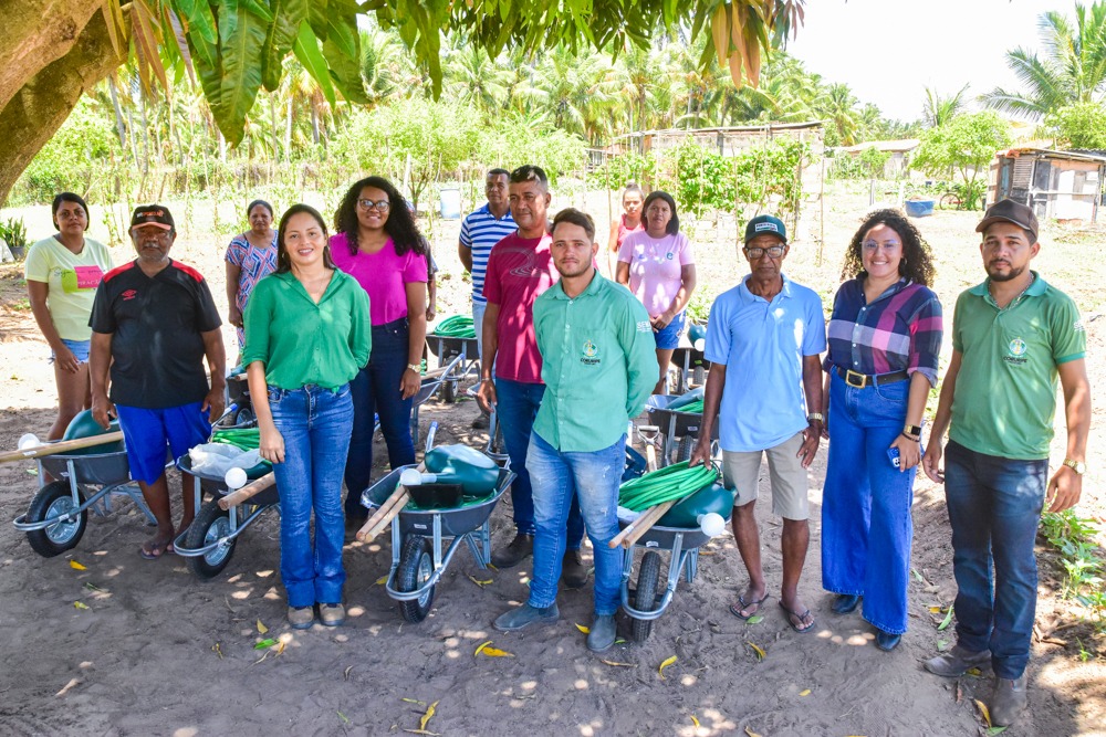 Pequenos agricultores da Associação Agroecológica de Coruripe são beneficiados com kits de ferramentas e equipamentos