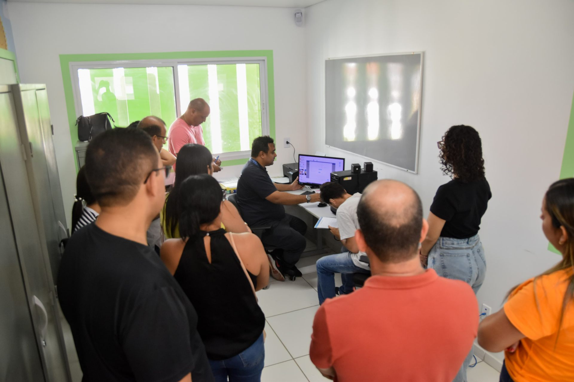 Monitores de TI dos Eixos Centro e Pindorama participam de treinamento operacional sobre o sistema de segurança das escolas