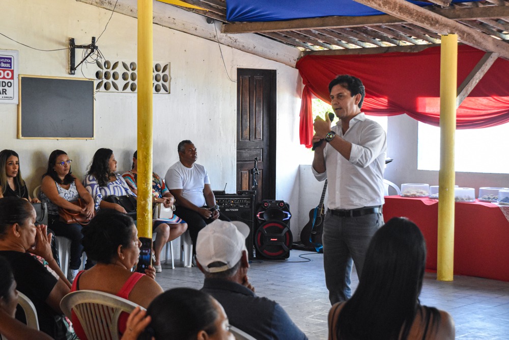 Estudantes do programa AABB Comunidade recebem kits com uniformes