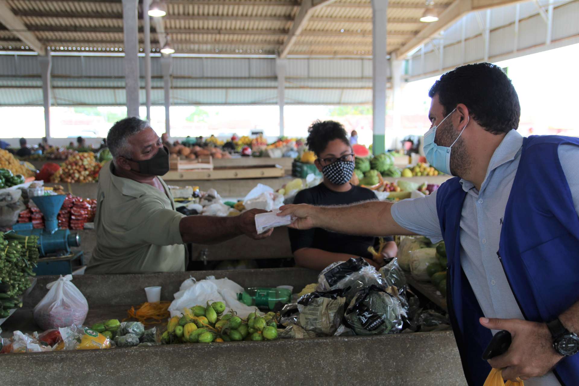 Prefeitura de Coruripe realiza ação de entrega de máscaras e orientações no Mercado Público Municipal