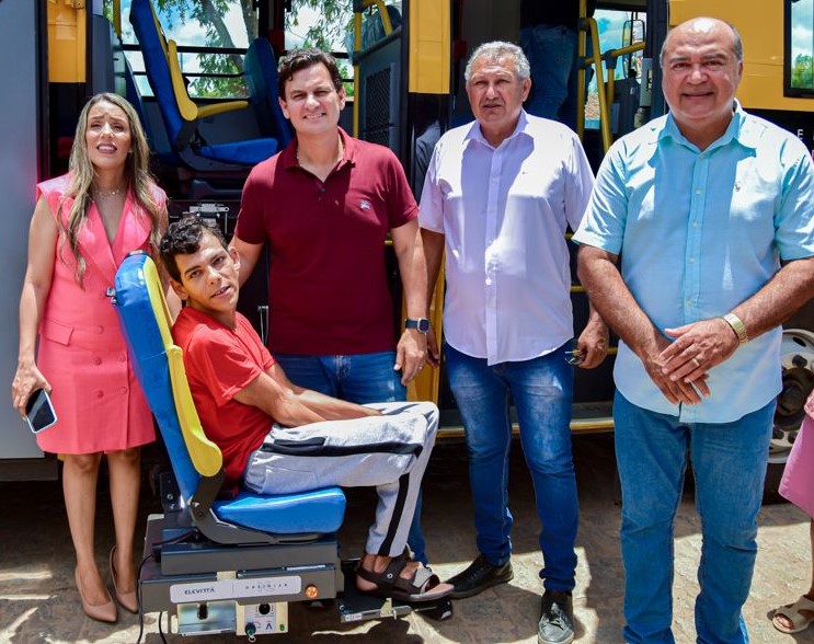 Prefeitura de Coruripe entrega 25 ônibus novos para a frota escolar