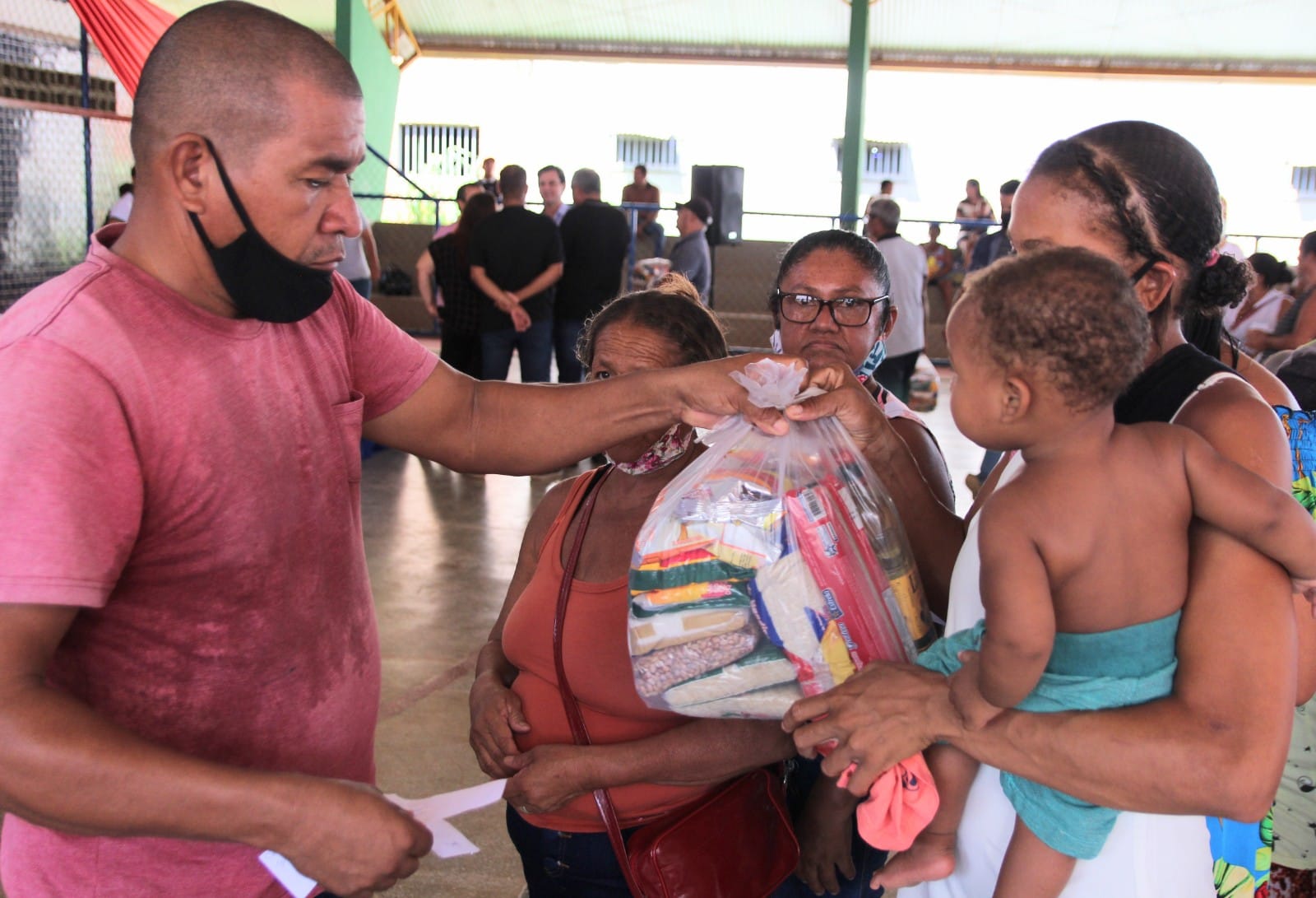 Mais de 350 famílias coruripenses foram beneficiadas com a entrega de cestas básicas
