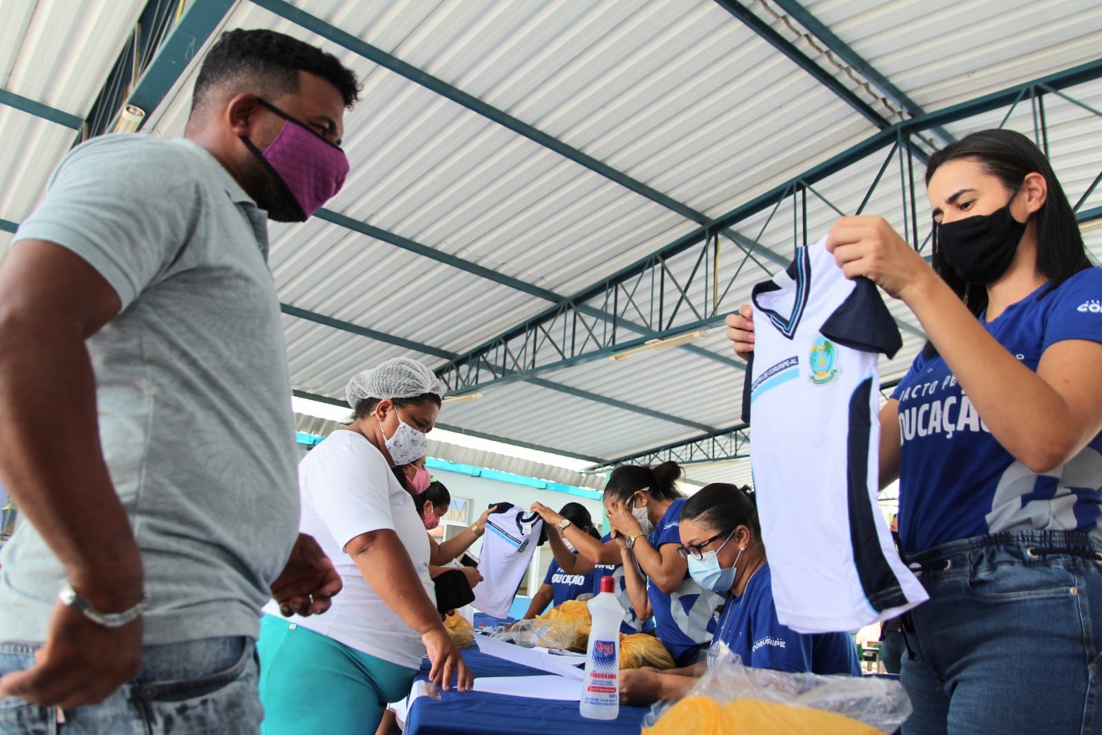 Prefeitura de Coruripe inicia entrega do fardamento escolar para os alunos da rede municipal de ensino