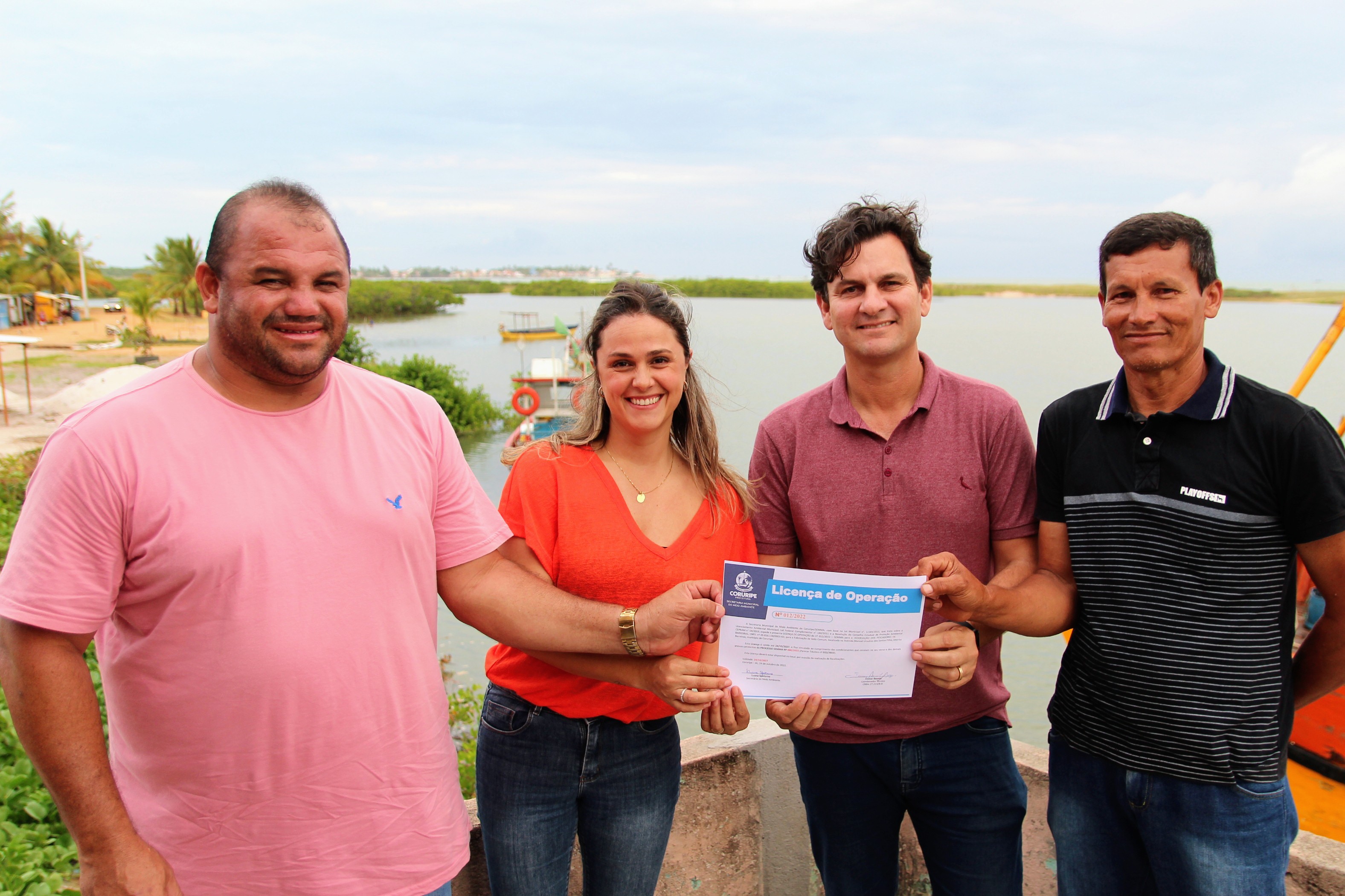 Prefeito Marcelo Beltrão entrega licença ambiental de funcionamento da fábrica de gelo aos pescadores de Barreiras