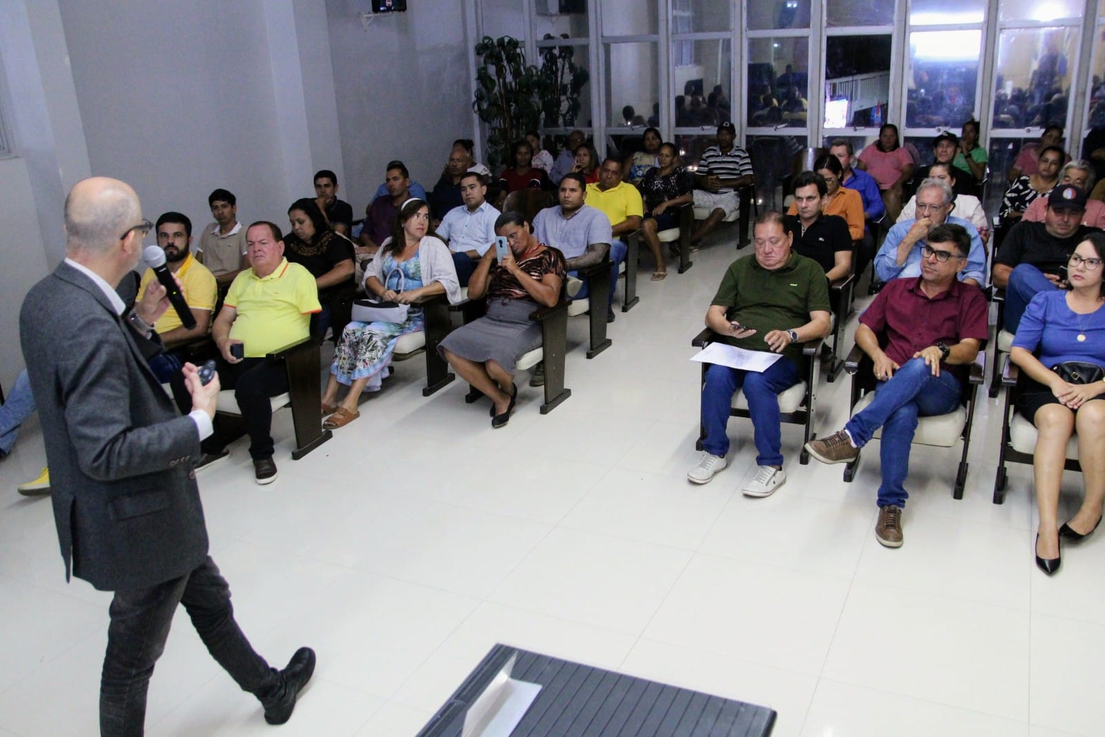 Ex-ministro do turismo palestra em Coruripe para empresários do setor