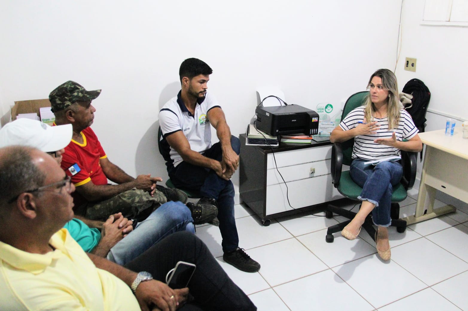 Prefeitura reúne instituições e secretarias para discutir ações de monitoramento e combate às manchas de óleo nas praias