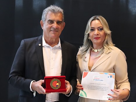 Em Brasília, prefeito Jorge Dantas, recebe o prêmio Selo Nacional Compromisso com a Alfabetização