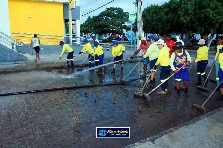 Secretária De Governo E Secretário De Infraestrutura Ouvem Garis E Acompanham Higienização De Ruas