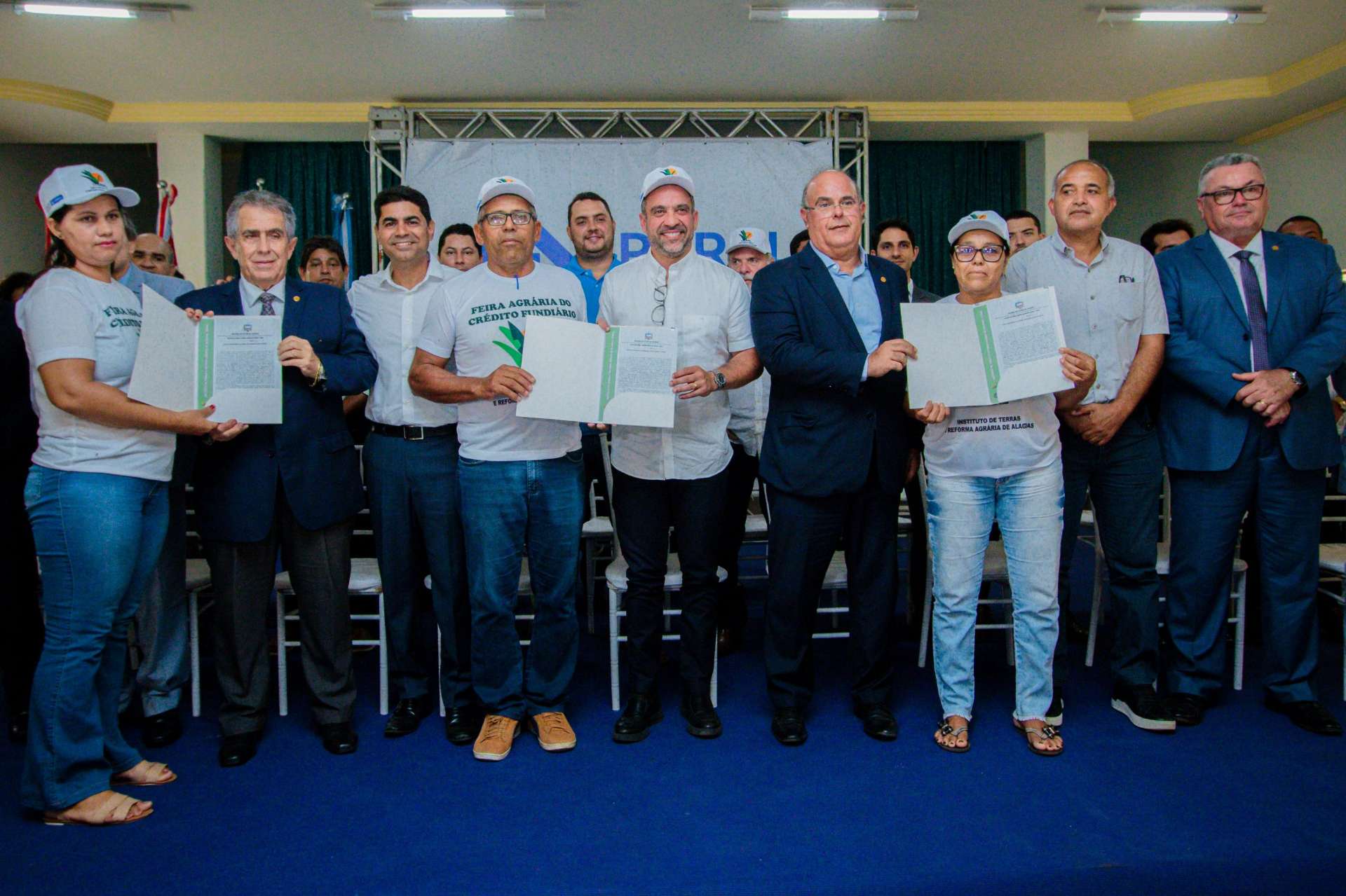 Governador entrega 95 títulos de propriedade a assentados em Pão de Açúcar e Tapera