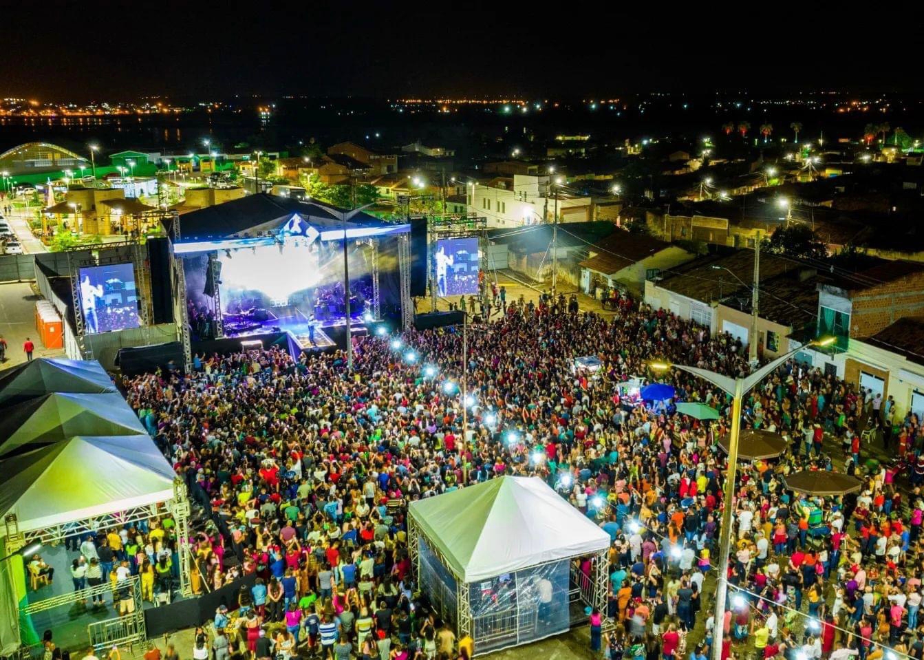 COM MUITA ANIMAÇÃO E LOUVOR A DEUS INICIAMOS A PRIMEIRA NOITE DA FESTA DE NOSSA SENHORA DE CONCEIÇÃO