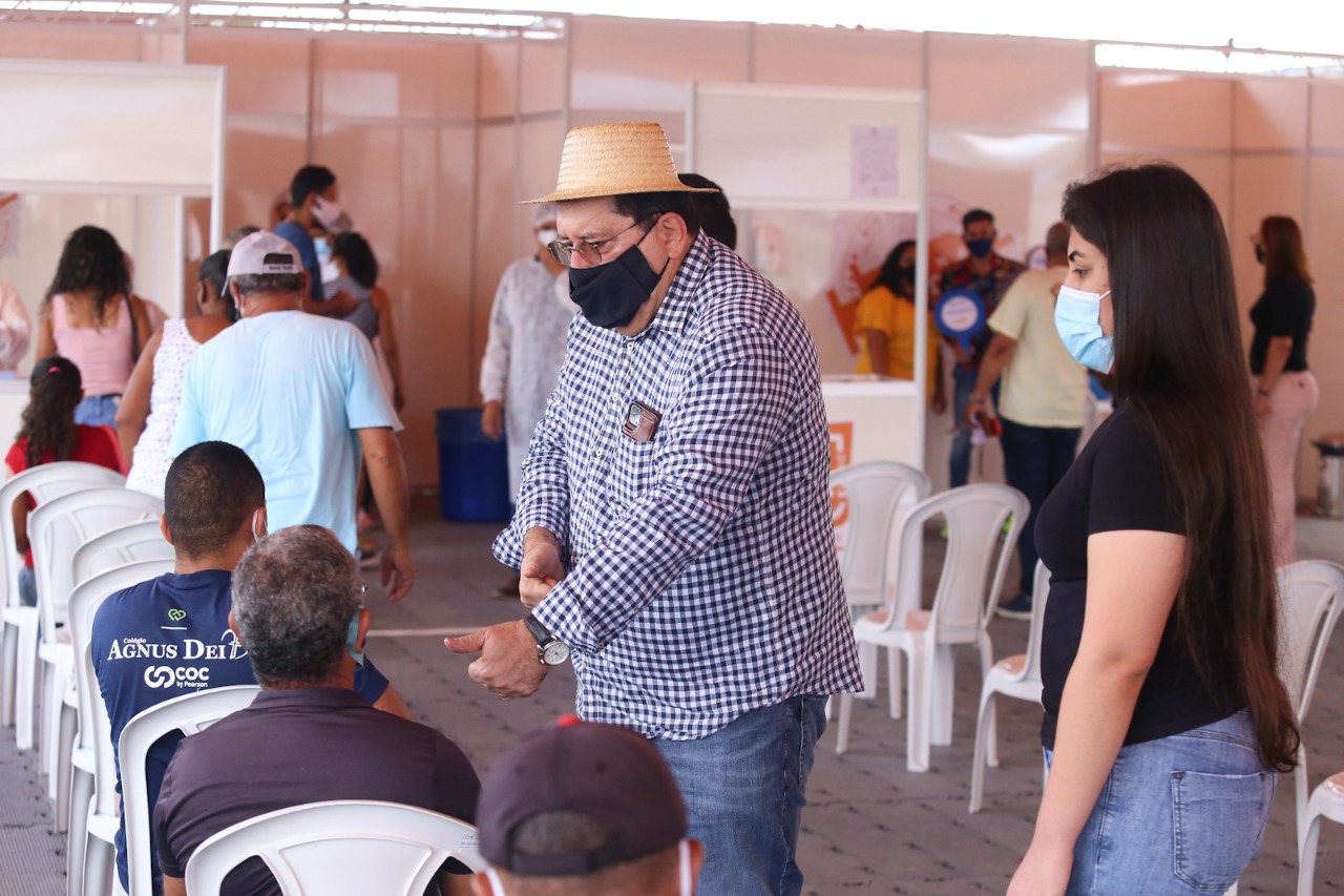 Prefeito Gilberto Gonçalves acompanhou a vacinação dos trabalhadores da educação de 18 a 54 anos e das pessoas acima de 58 anos