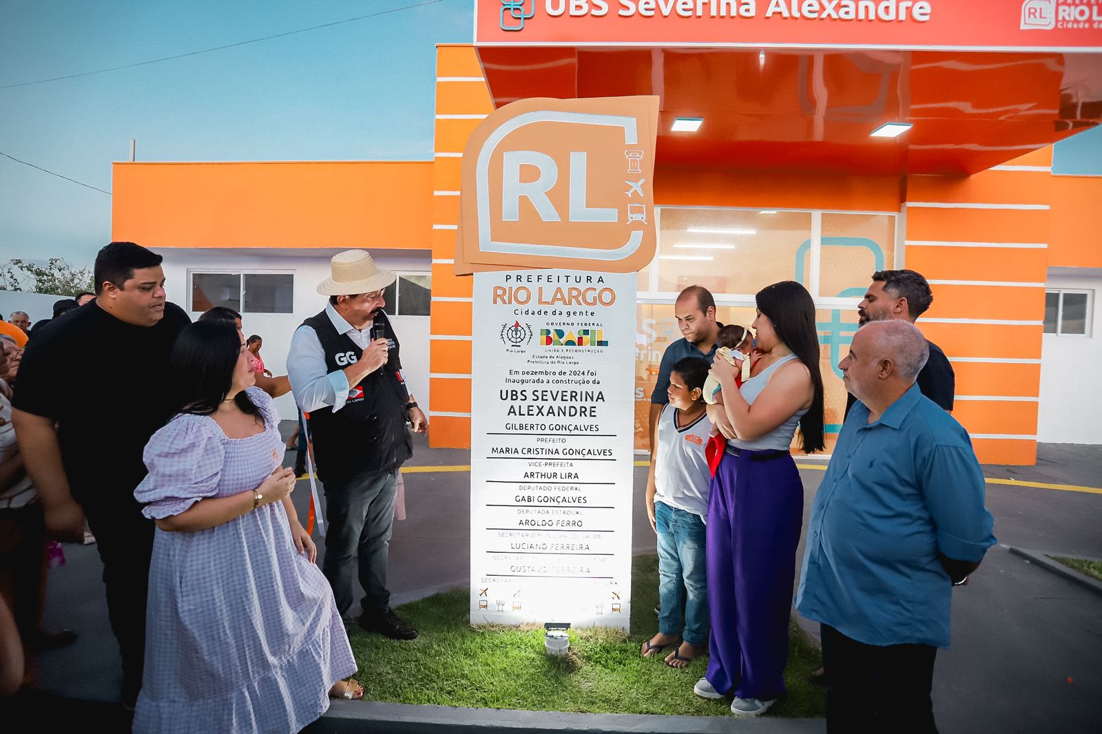 Prefeitura de Rio Largo entrega nova UBS e 8 ônibus escolares 0km no bairro do Cucaú