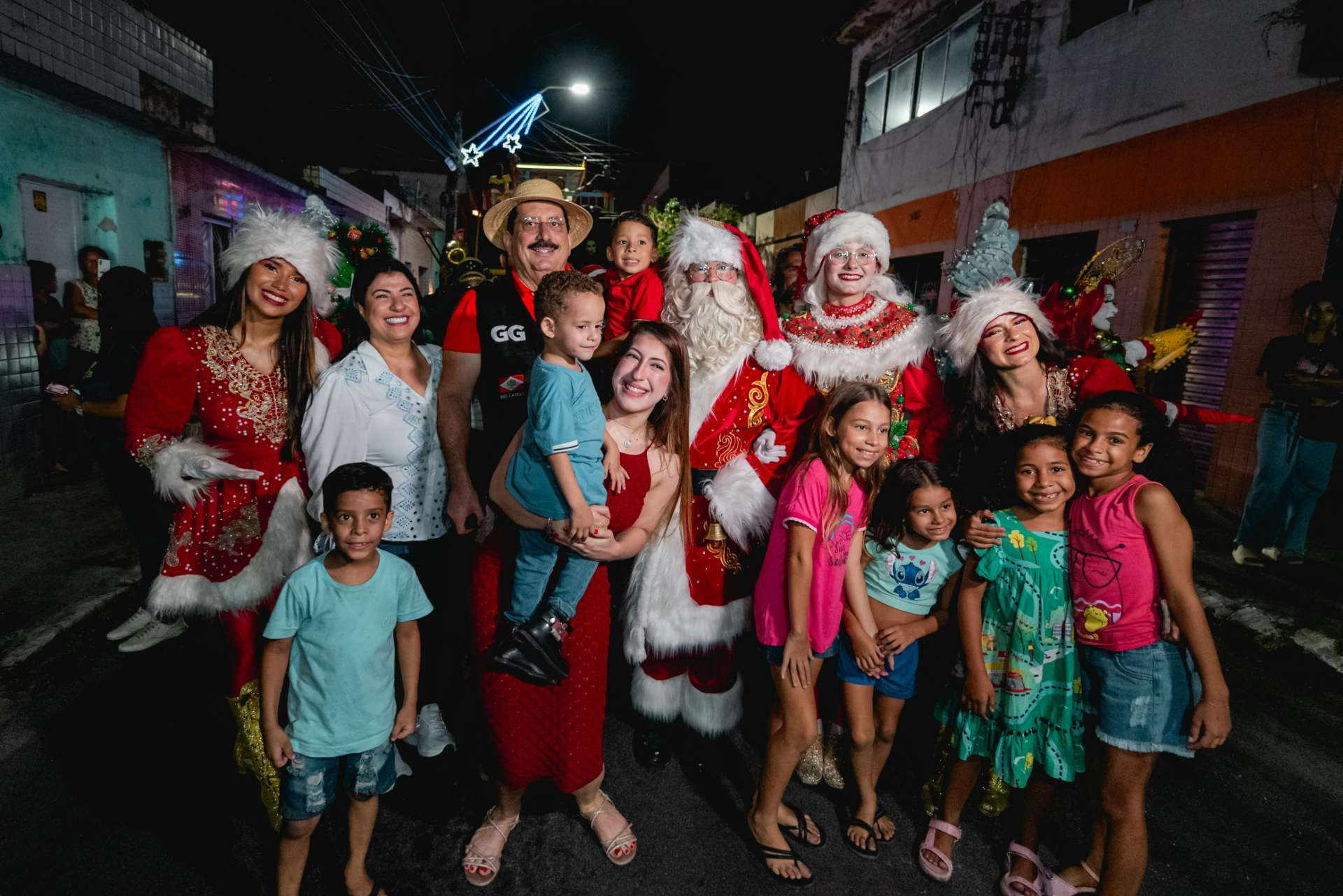 Prefeituira de Rio Largo promove circuito natalino com carreta iluminada em cortejo com personagens pelas ruas de Rio Largo