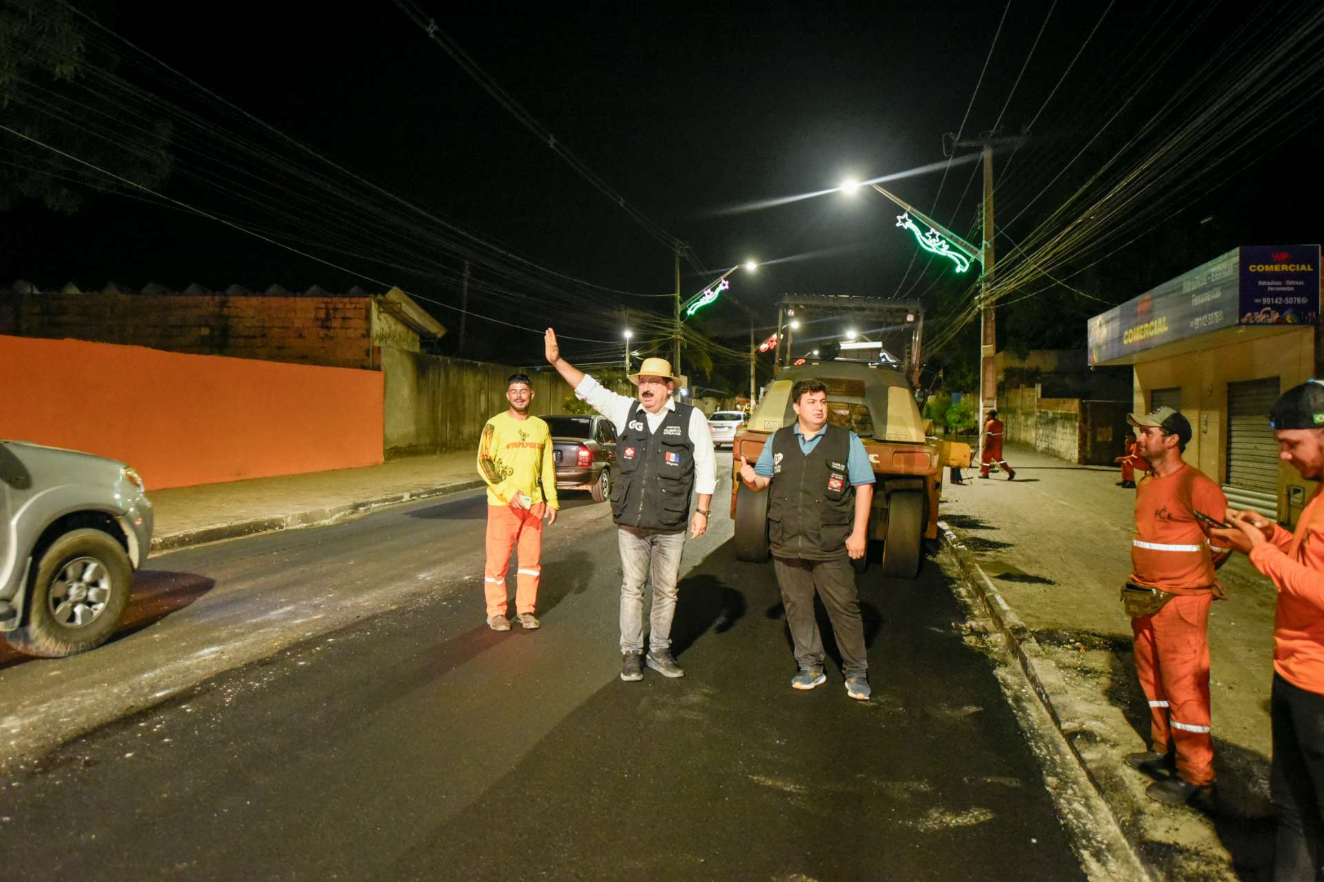 Prefeito Gilberto Gonçalves e Secretário Carlos Gonçalves fiscalizam a implantação da sinalização na principal avenida de Rio Largo