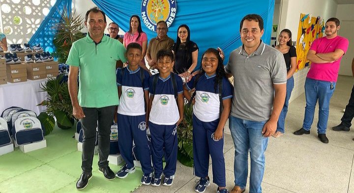 Entrega do novo fardamento escolar