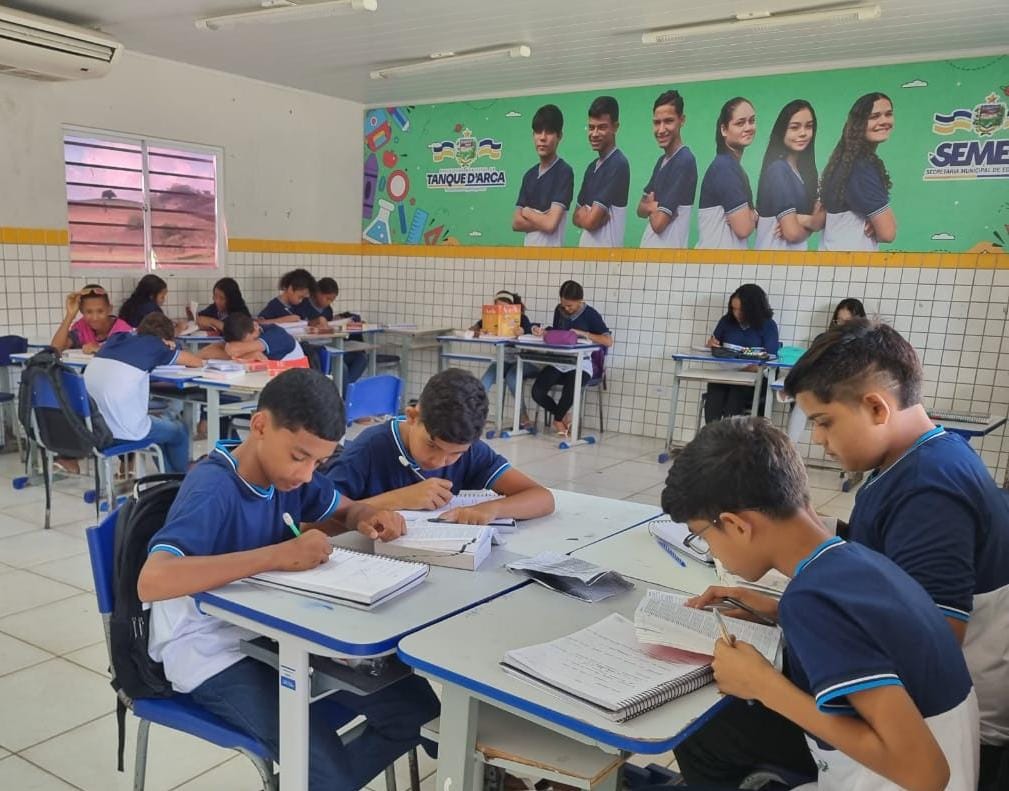 Educação entrega fardamento escolar