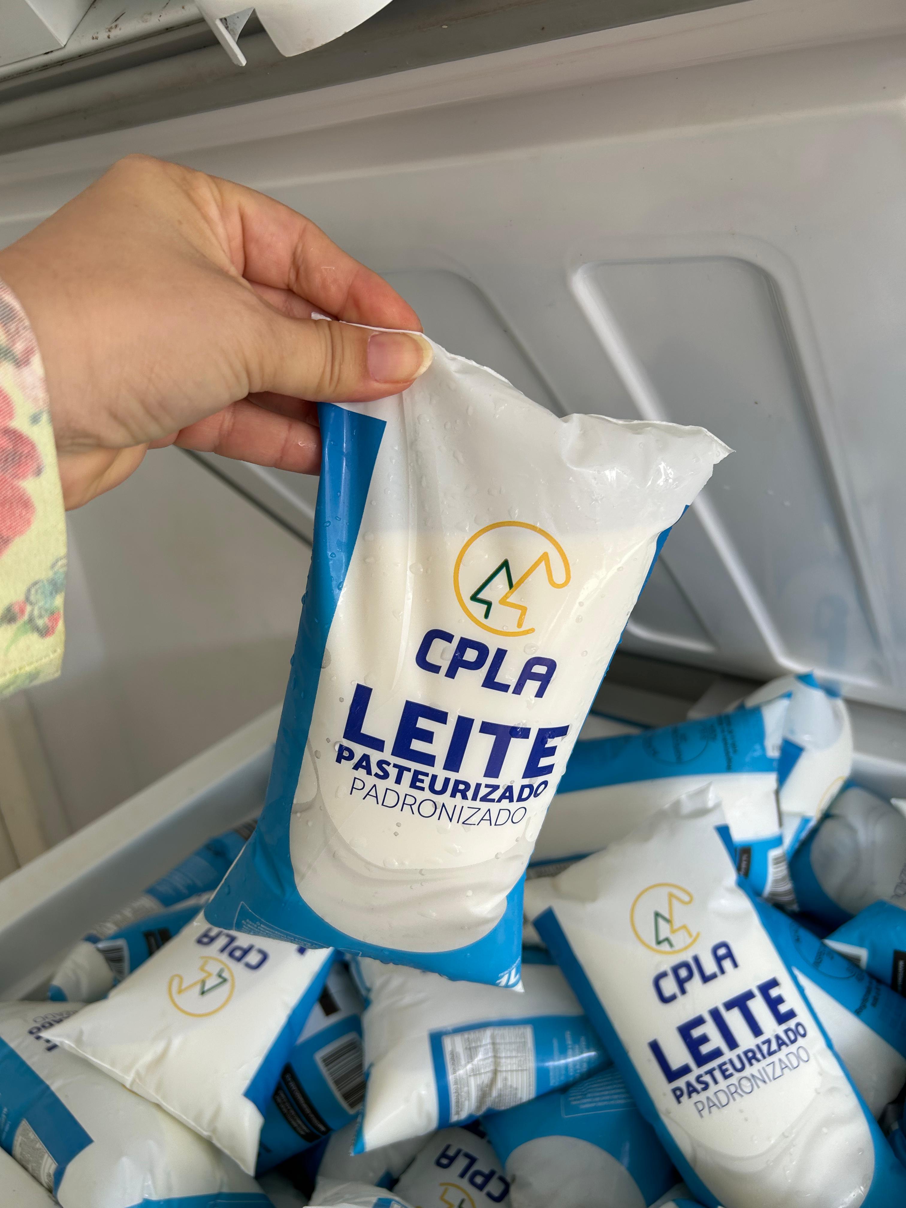 Assistência Social distribui leite para a comunidade