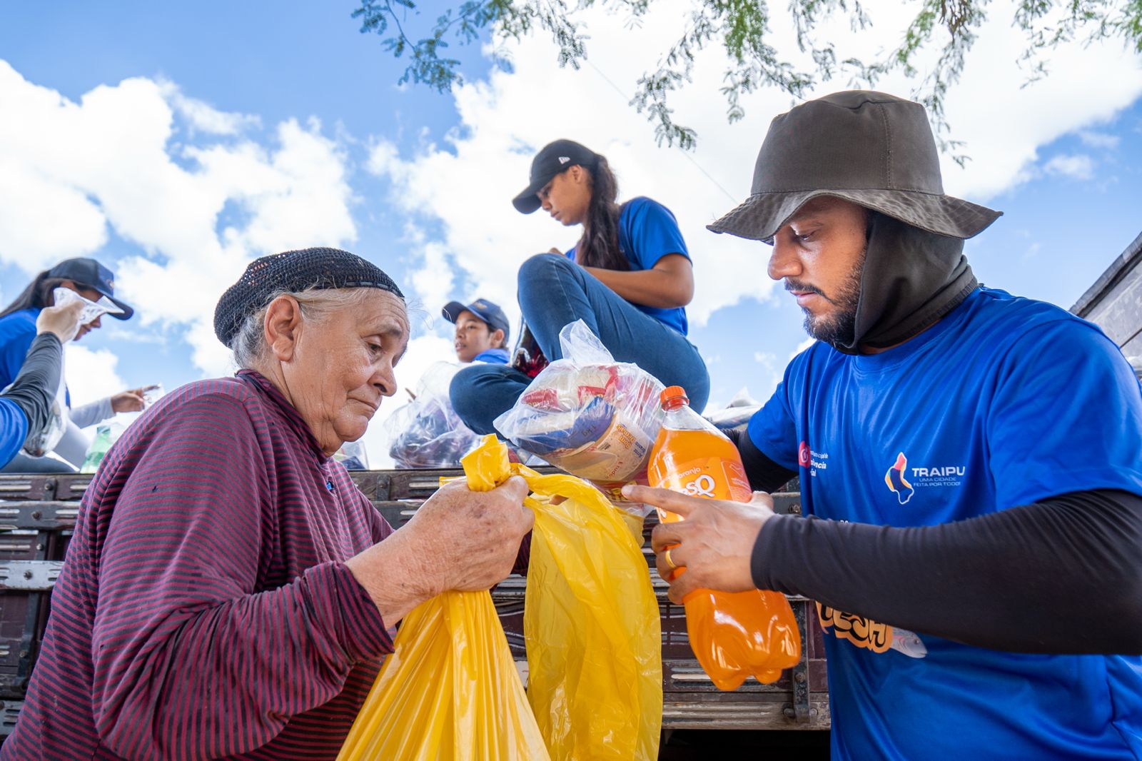 Prefeitura entrega peixes e alimentos da Semana Santa para famílias do município
