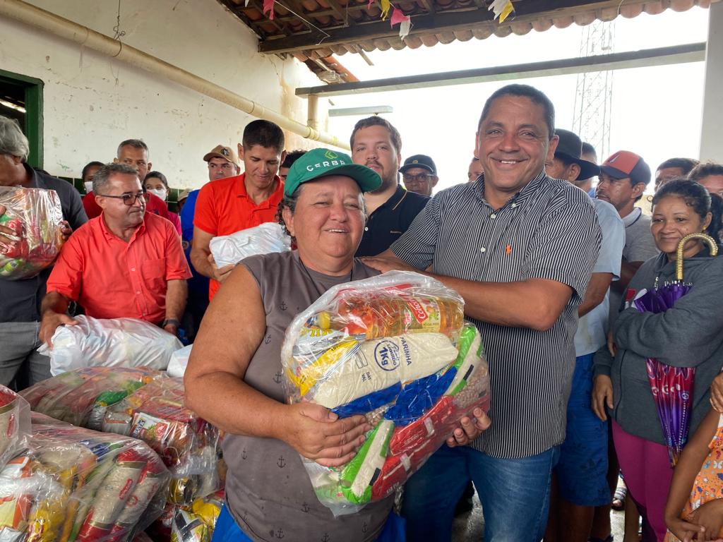 Traipu Carinhoso: Prefeitura distribui cestas básicas para centenas de famílias