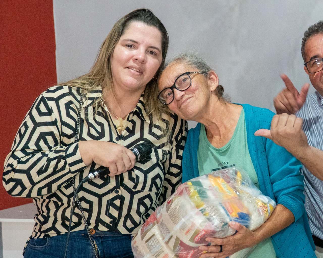 Traipu Carinhoso: moradores de Olho D’Água do Lima, Santa Cruz e Sítio Areias recebem ação da prefeitura