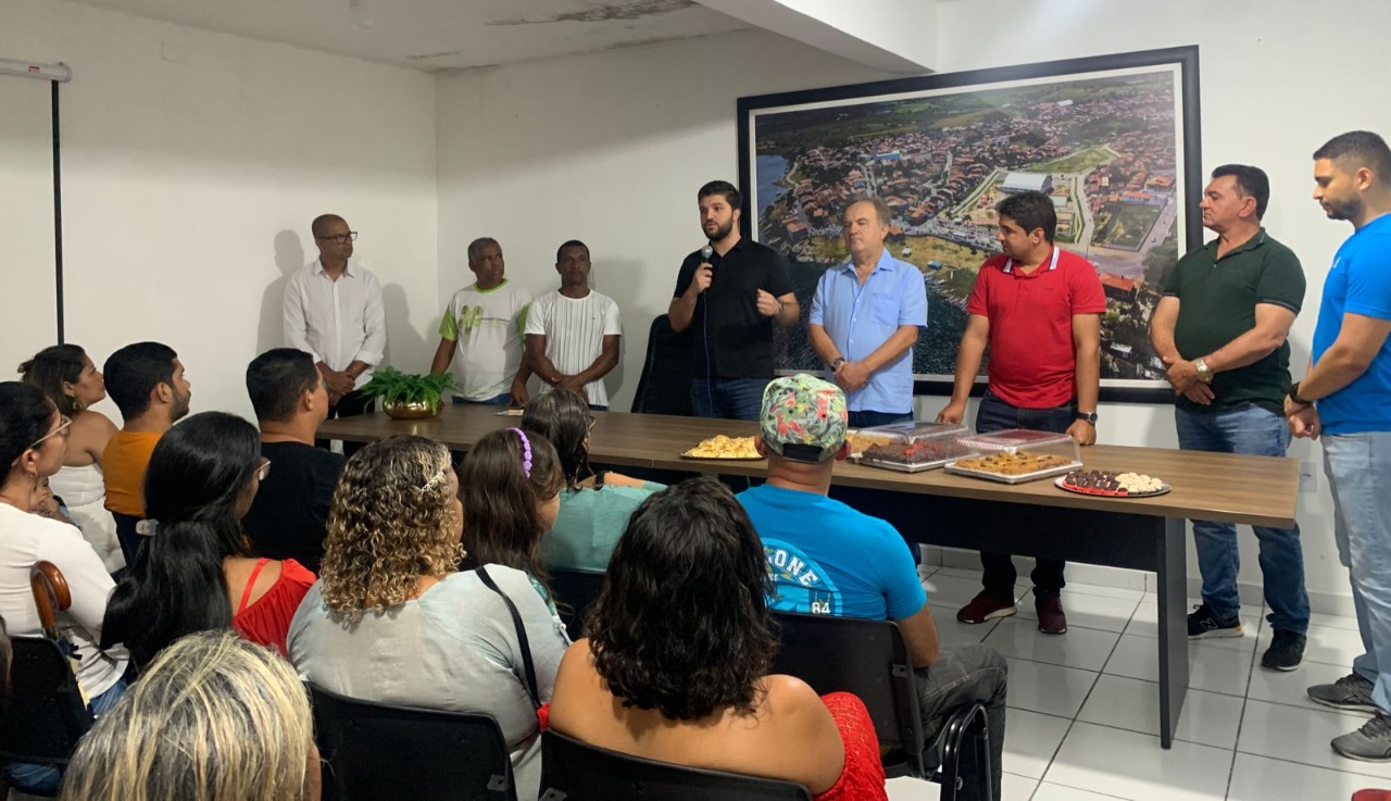Prefeito Lucas Santos reúne microempreendedores e autônomos em mais uma etapa da concessão do auxílio; Secretaria de Indústria e Comércio visitou comerciantes já beneficiados