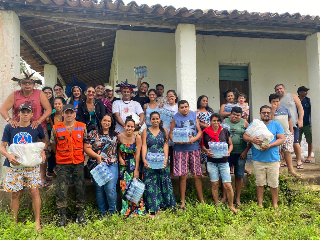 Prefeitura de Traipu leva cestas básicas, água e colchões para comunidade indígena Aconã