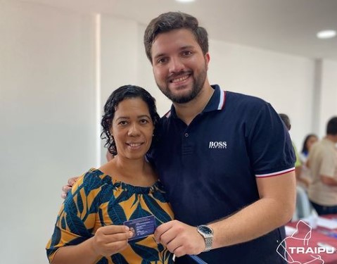 Prefeitura realiza entrega de carteirinha que viabiliza transporte intermunicipal gratuito a cerca de 200 estudantes