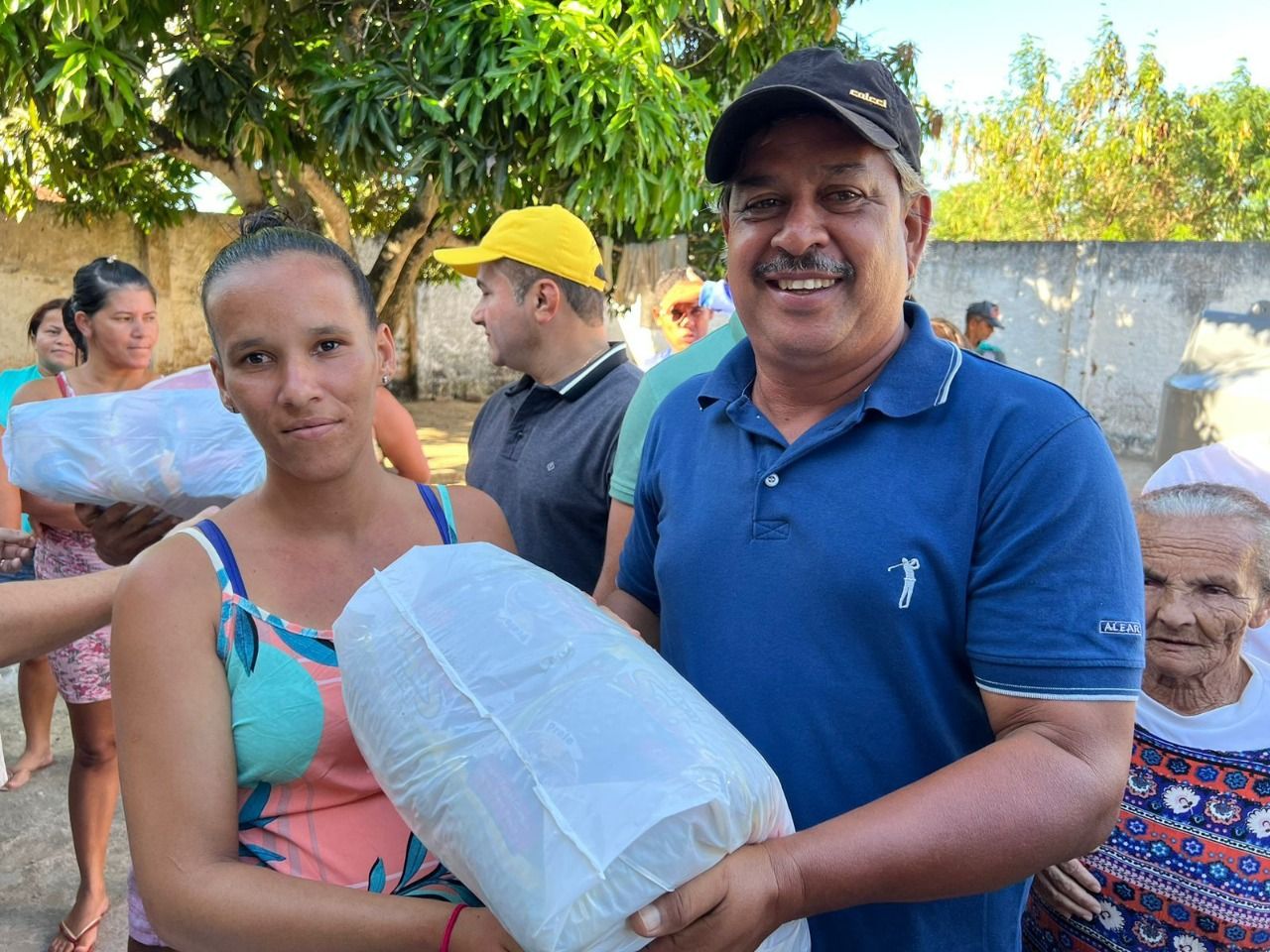 Em visita a povoados, Prefeitura entrega cestas básicas, acompanha andamento de obras e anuncia pavimentação