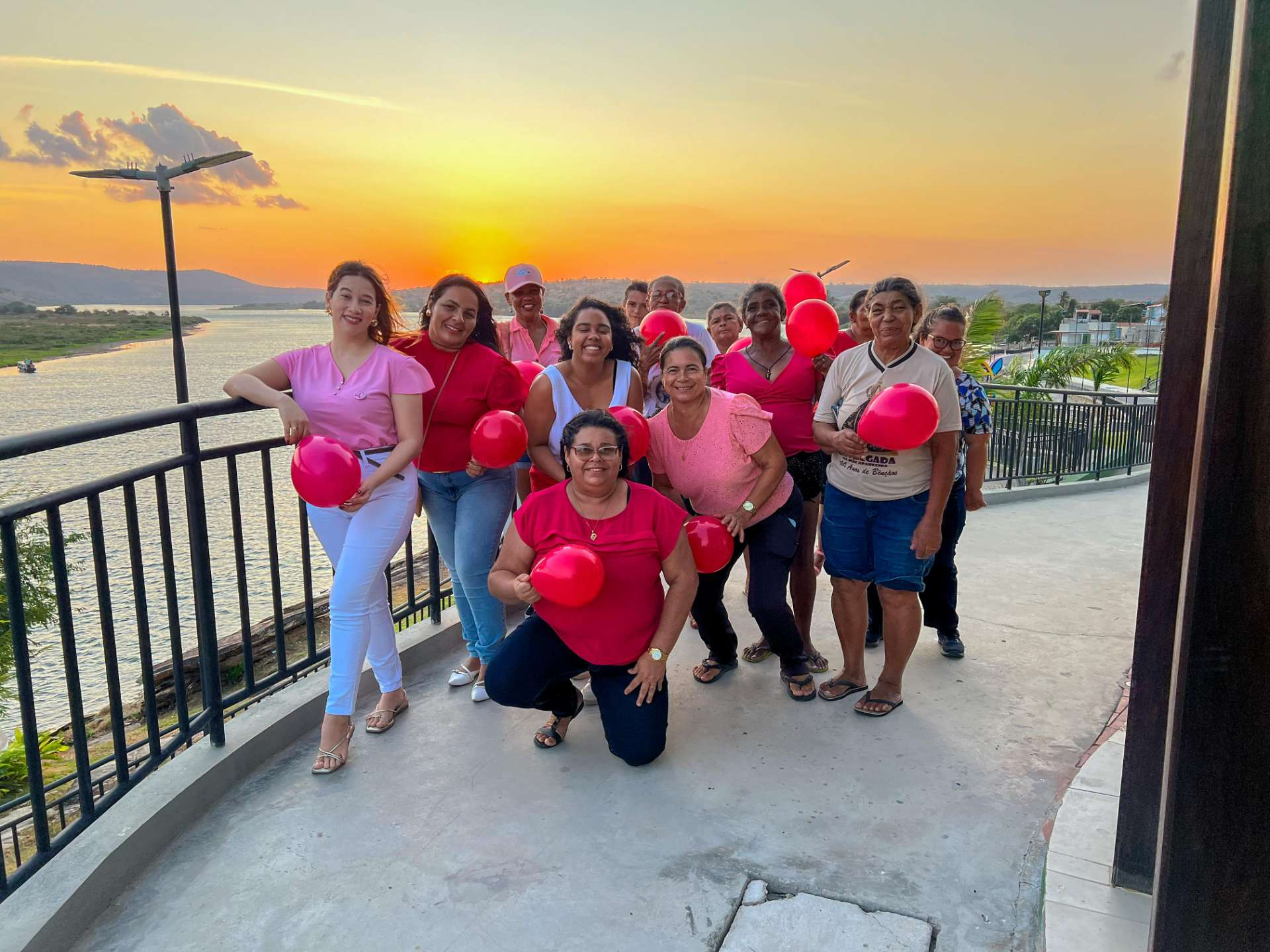 Outubro Rosa: Mulheres atendidas pelo Caps participam de ação de prevenção do câncer de mama
