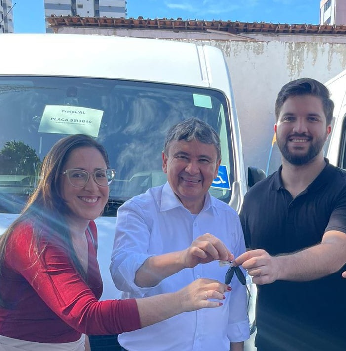 Prefeito Lucas Santos recebe van do MobSUAS do Ministério do Desenvolvimento Social