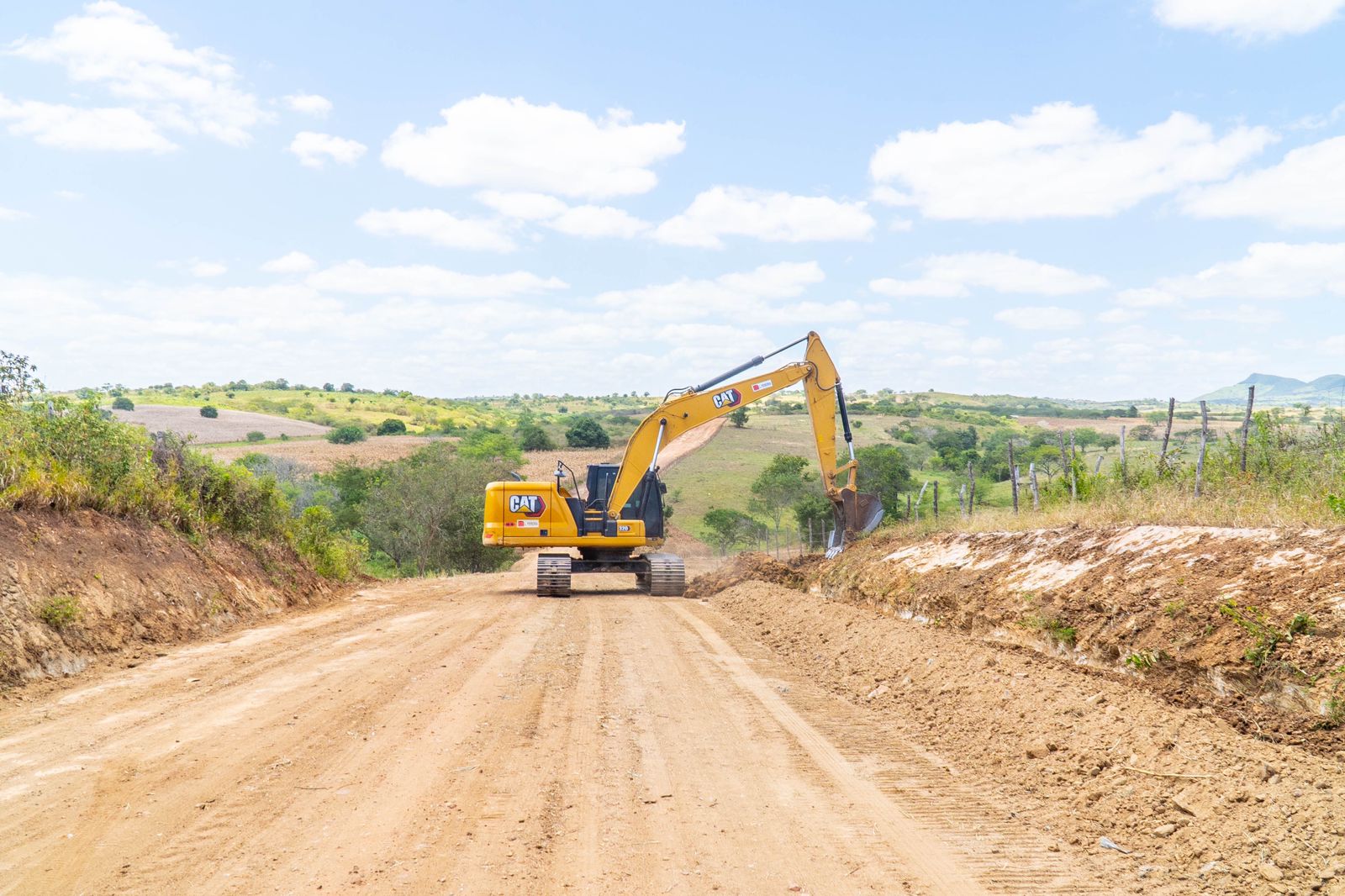 Obra de pavimentação da estrada que dá acesso ao Povoado Manuéis é retomada