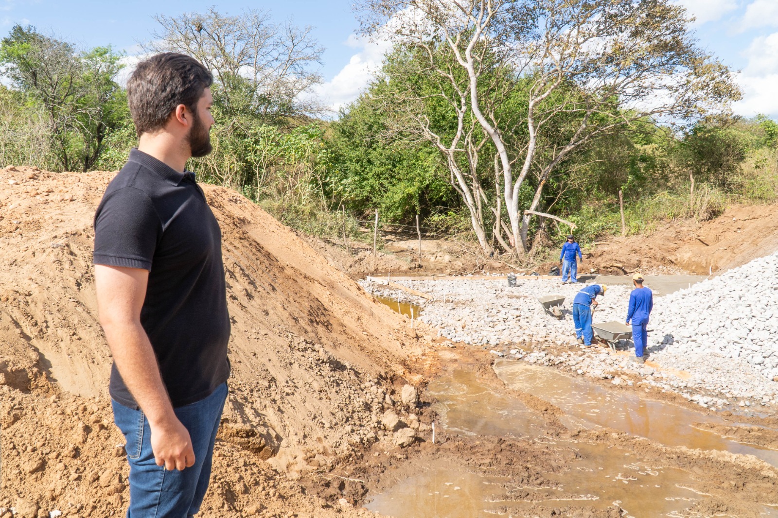 Prefeito Lucas Santos visita obra de pavimentação da estrada de acesso à Vila São José