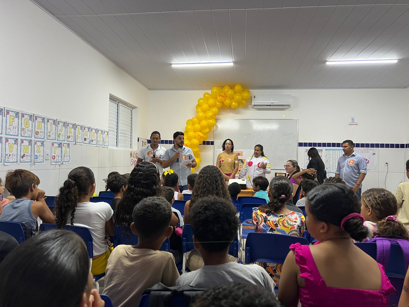 Estudantes de escola municipal participam de palestra lúdica em defesa da infância em alusão ao Maio Laranja