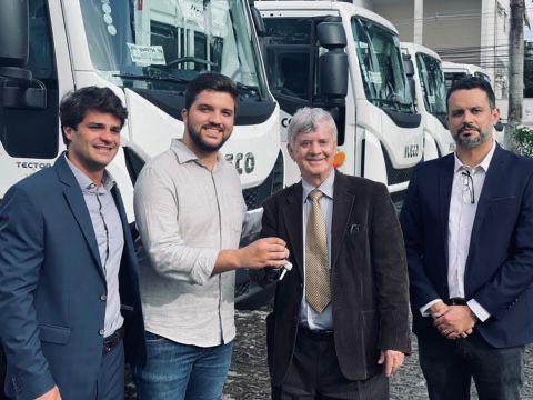 Prefeito Lucas Santos recebe caminhão compactador para reforçar a coleta de lixo em Traipu