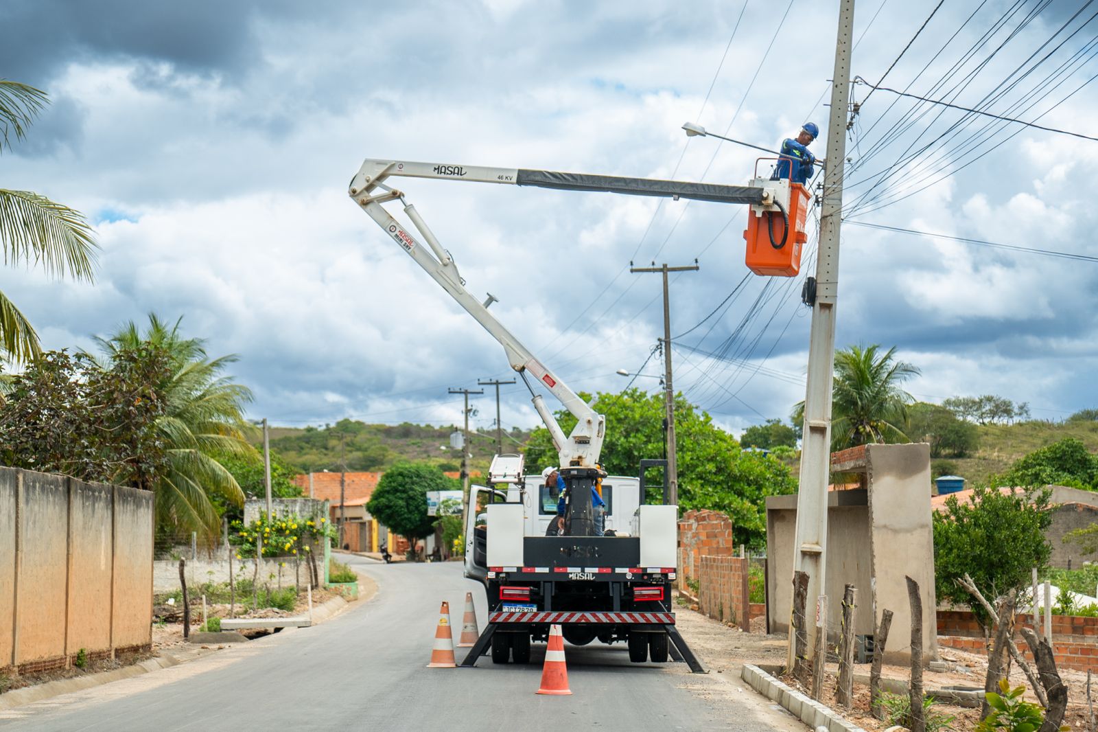 Prefeitura realiza troca de lâmpadas comuns por LED no Povoado Olho D’Água do Campo
