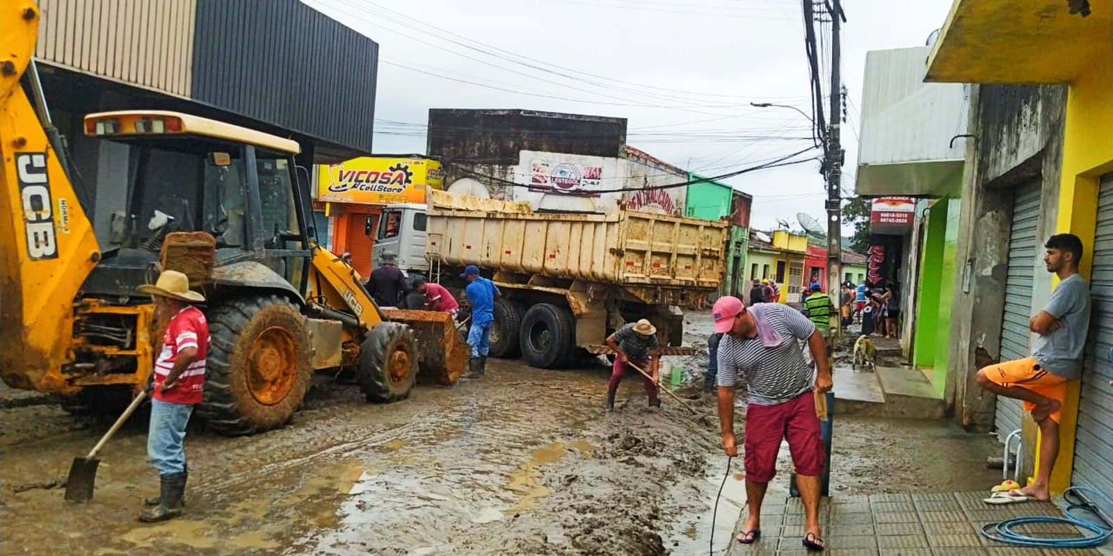 Equipes da Prefeitura de Viçosa fazem a limpeza das ruas atingidas pela enchente