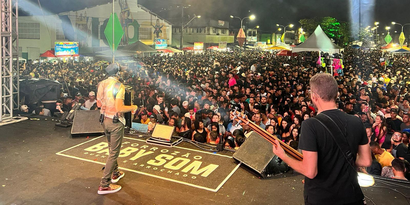 Público lota a Avenida no 1° dia do Forró para Nossa Gente, em Viçosa