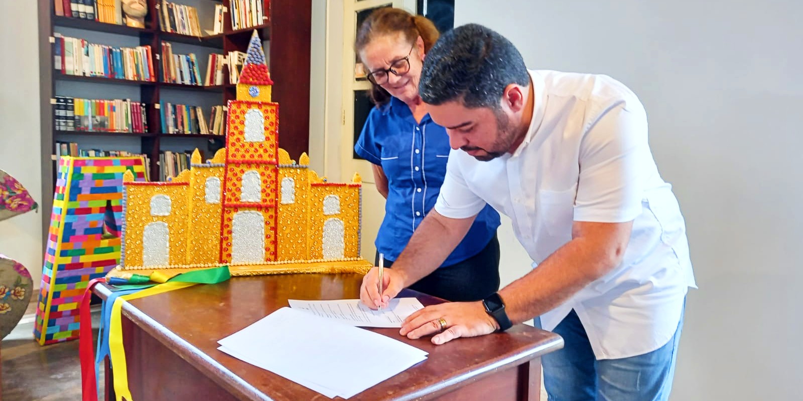 Prefeito de Viçosa faz cessão de boxes do Pavilhão do Artesanato