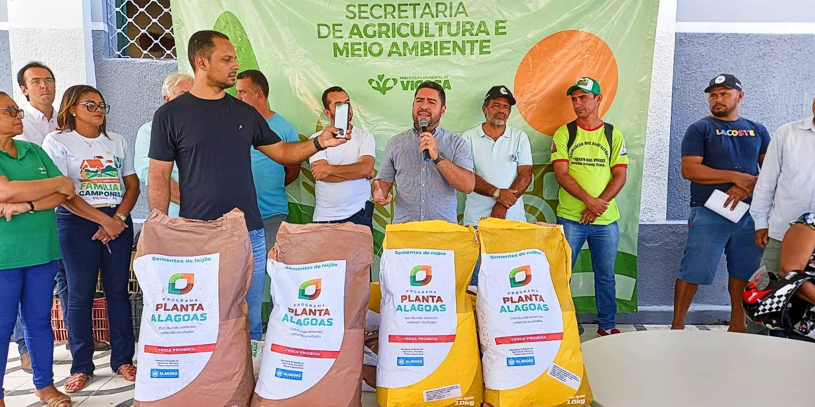 Viçosa faz a entrega de quase 9 toneladas de sementes de milho e feijão