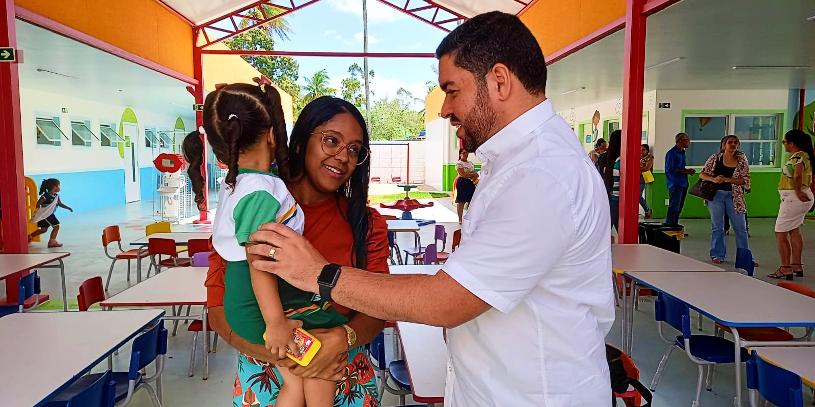 Viçosa faz entrega de 10 mil fardamentos e 5 mil pares de tênis à Rede Municipal de Ensino