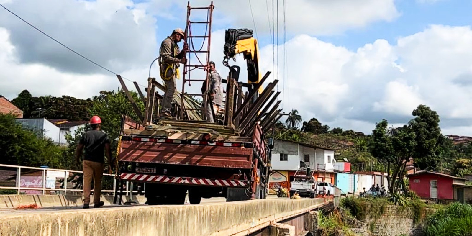 Serviços de recuperação da Ponte Nova são iniciados em Viçosa
